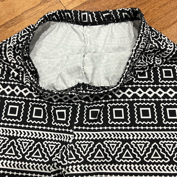 Womens black and white printed leggings - Picture 3 of 4